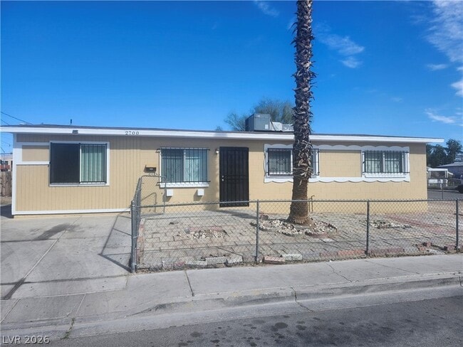 Building Photo - 2700 E Basswood Ave