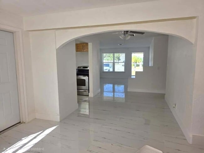 Photo - 364 NW 2nd Ct