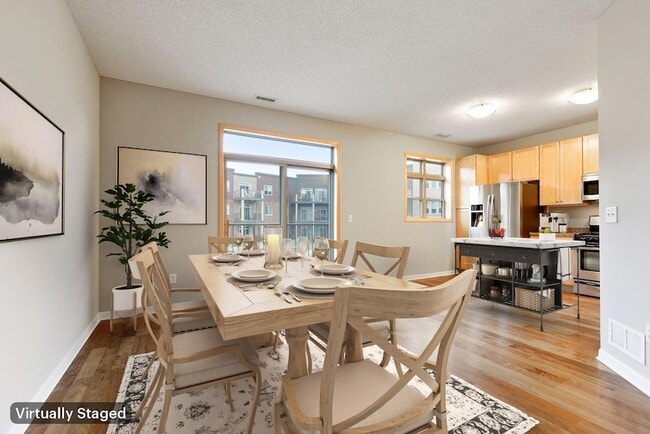 Photo - 737 Victoria Street S