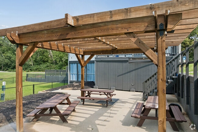 Picnic Area - Maple Hills Apartments