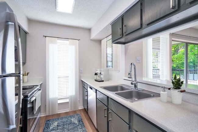 Building Photo - Hunters Glen