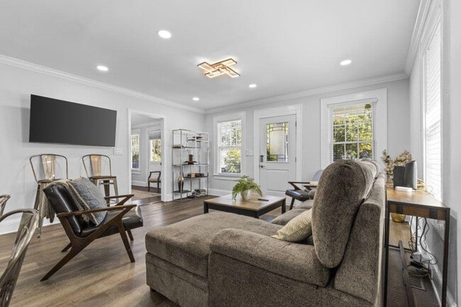 Building Photo - 822 Parkwood Ave Unit ID1268891P