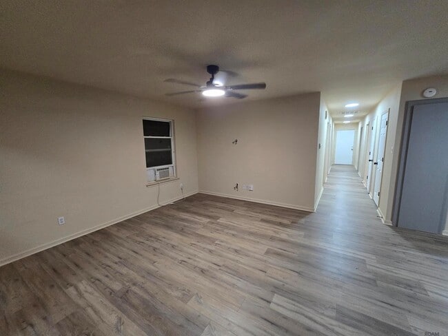 Photo - 9302 Chinn St