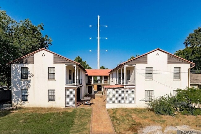 Building Photo - 3003 Greenwood Dr