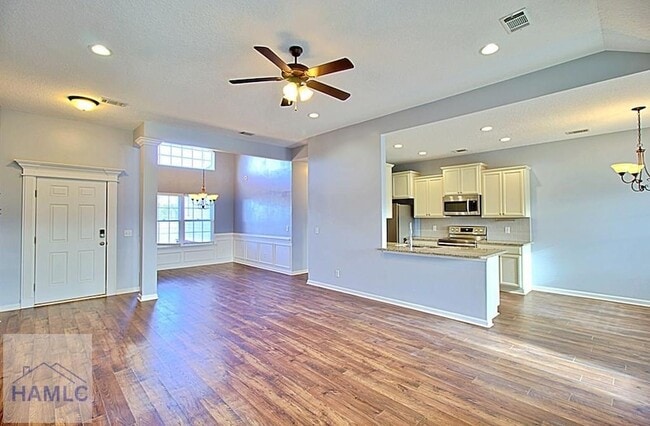 Photo - 452 Huntington Dr