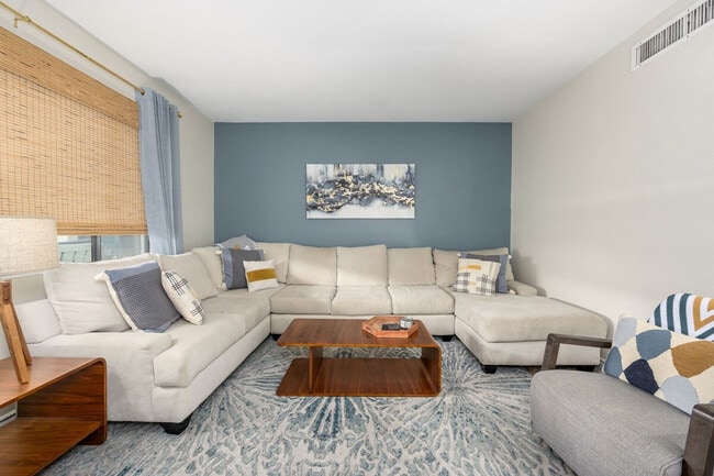 Building Photo - 15020 N 7th Dr Unit ID1255476P