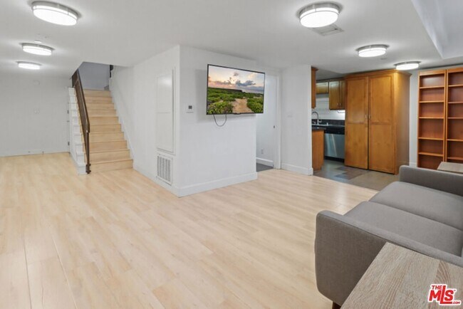 Photo - 10982 Roebling Ave