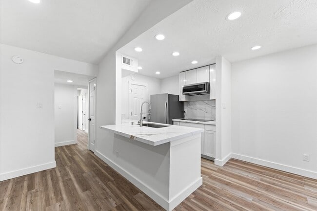 Building Photo - 17331 Red Oak Dr Unit 14