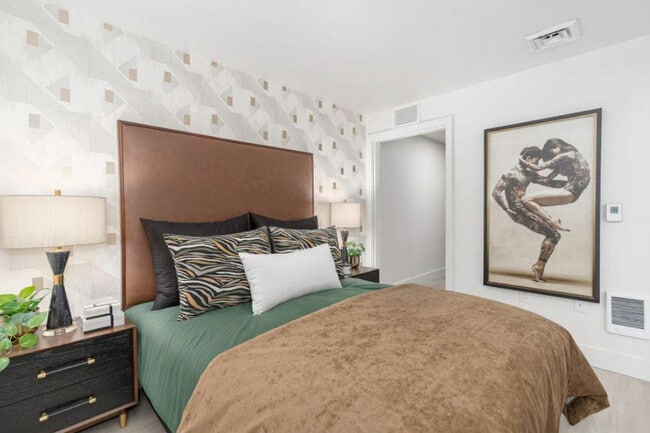 Building Photo - 1985 NW Savier St Unit SI ID1267688P