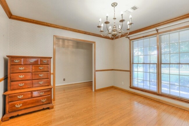 Photo - 2303 Friendship Dr