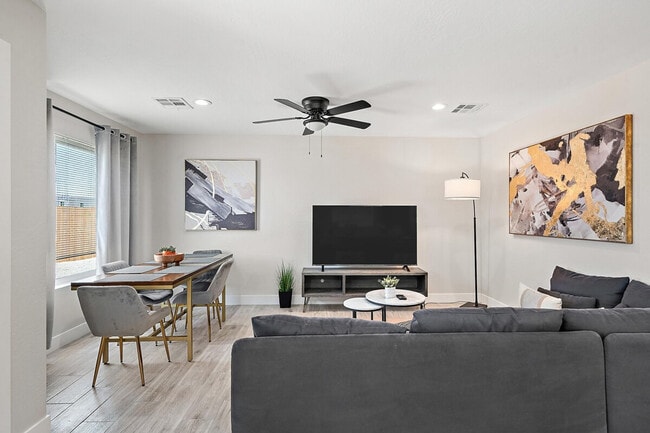 Photo - 1826 E Illini St Unit ID1244298P