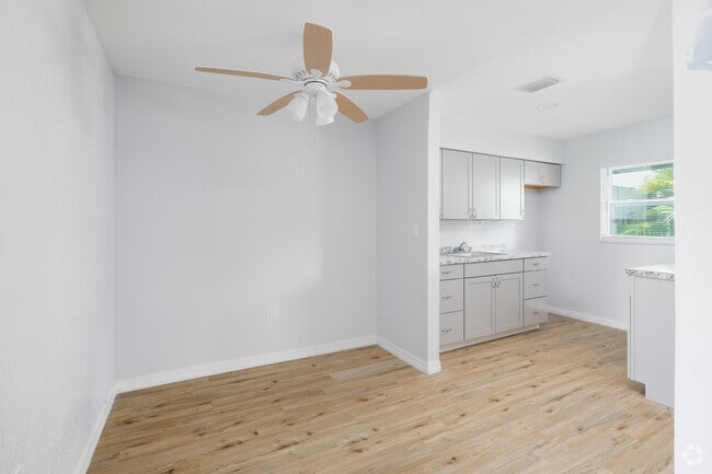 1BR, 1BA - 800SF - Dining Room - Eastbrook Apartments