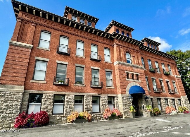 Building Photo - 77 Van Dam St Unit 302