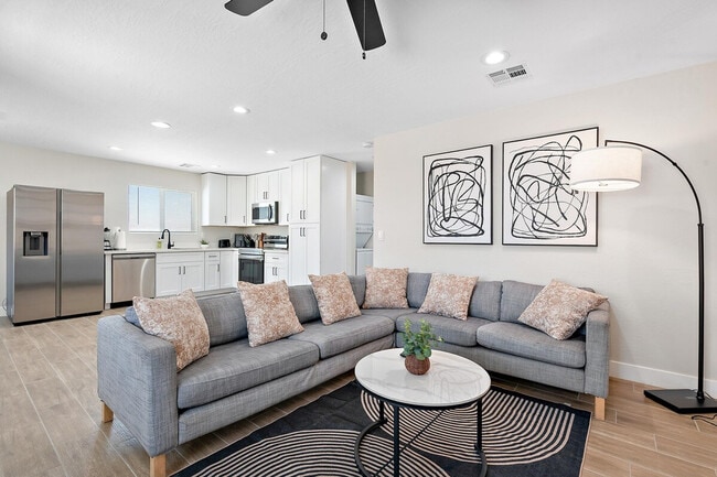 Building Photo - 1801 E Raymond St Unit ID1244347P