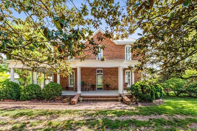 Photo - 405 Webb Rd W