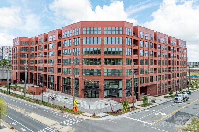 Building Photo - 300 E 36th St Unit A2