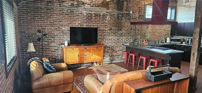 Building Photo - 693 W North St Unit 2