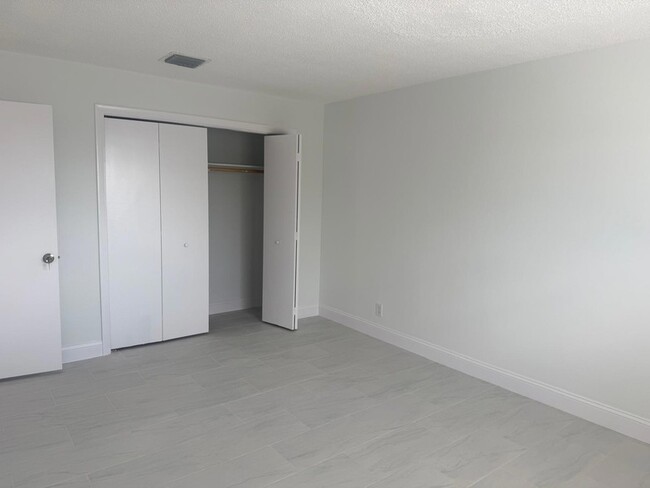 Building Photo - 402 Lake Shore Dr Unit 202