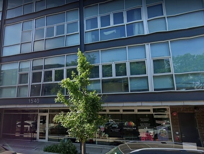 Building Photo - 1540 W Fullerton Ave Unit 405