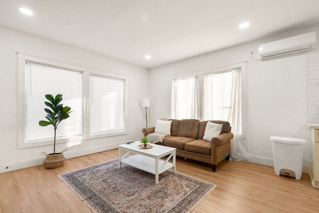 Building Photo - 102 Lockwood Dr Unit SI ID1609779P