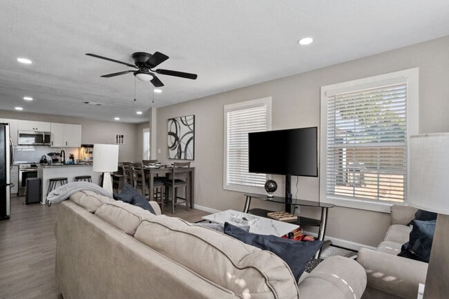 Building Photo - 826 Dalworth St Unit ID1301591P