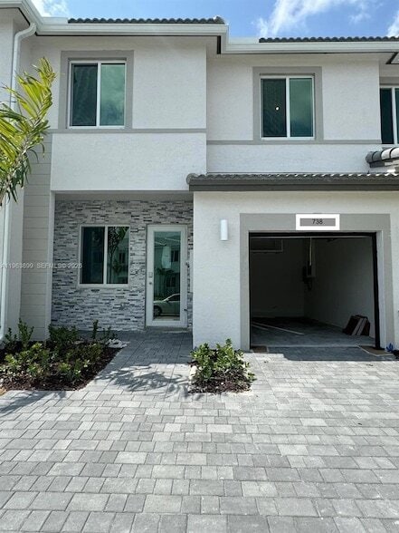 Building Photo - 738 SE 13th Ct