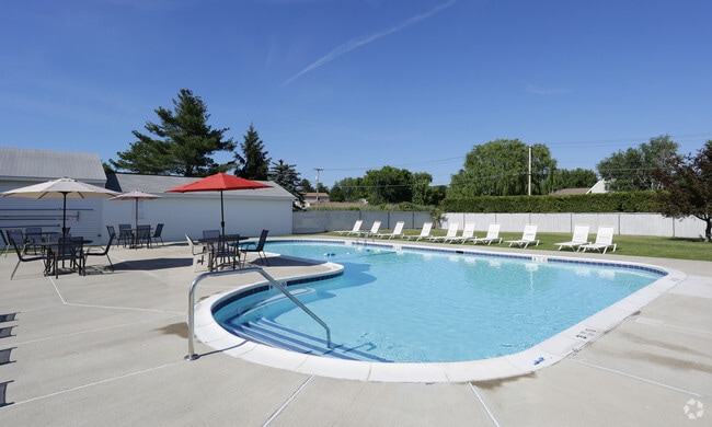 Community Pool - Strawberry Ridge Apartments