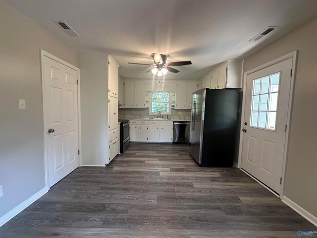 Photo - 2007 College St SE