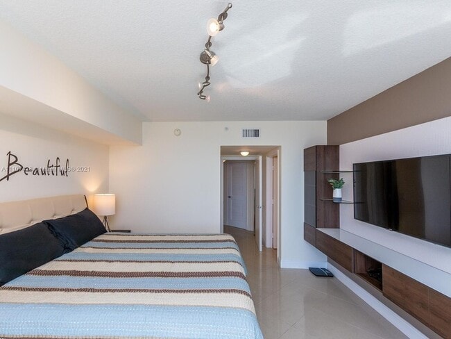 Building Photo - 16699 Collins Ave Unit 1709