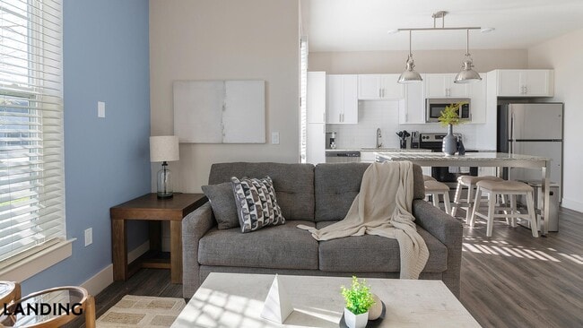 Building Photo - 5885 Lakehurst Dr Unit 2131