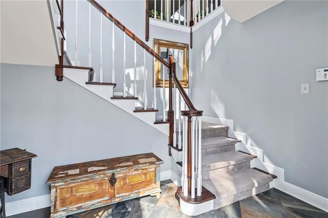 Photo - 633 Village Ln N