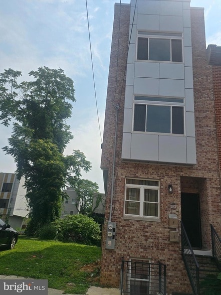 Building Photo - 2139 N 9th St Unit 2