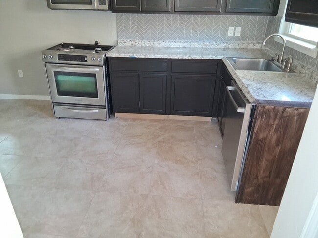 Photo - 2319 Glengariff Dr