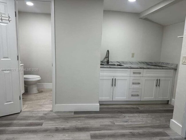 Photo - 582 E 18th St