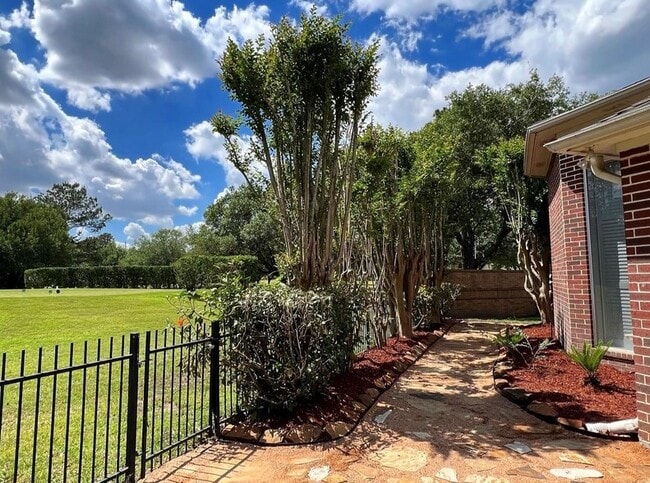 Photo - 16 Kelliwood Ct Cir