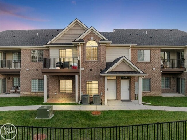 Building Photo - 2850 Barrington Square Unit 3C