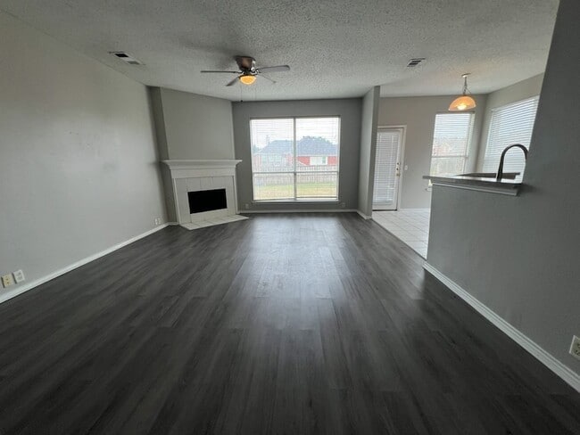 Photo - 2805 Crater Lake Ln