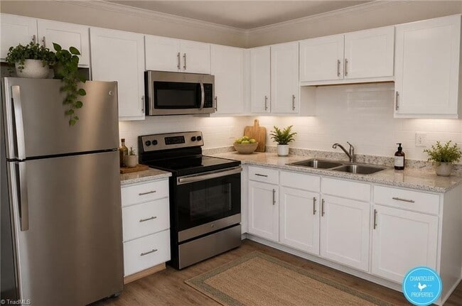 Photo - 832 W 7th St