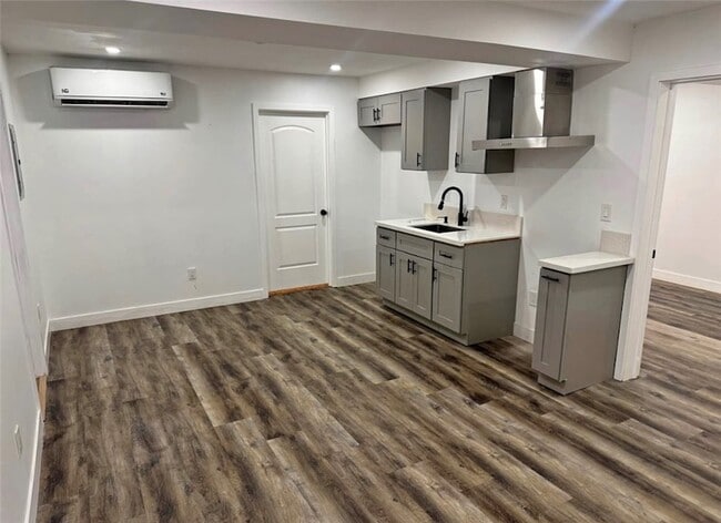 Photo - 2566 Broadway