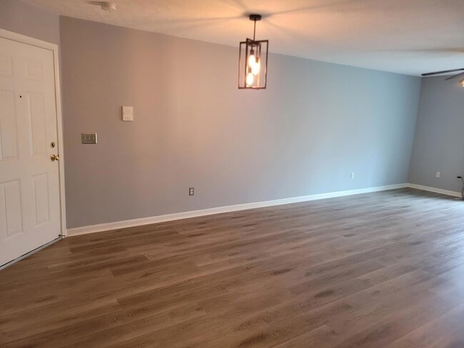 Building Photo - 1612 Ashley Ct Unit 102