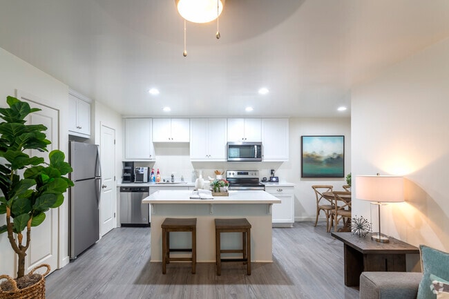 2 BR, 1 BA - 900 SF - Bonita Woods