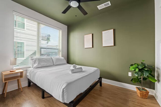 Building Photo - 3629 W Cypress St Unit ID1312603P