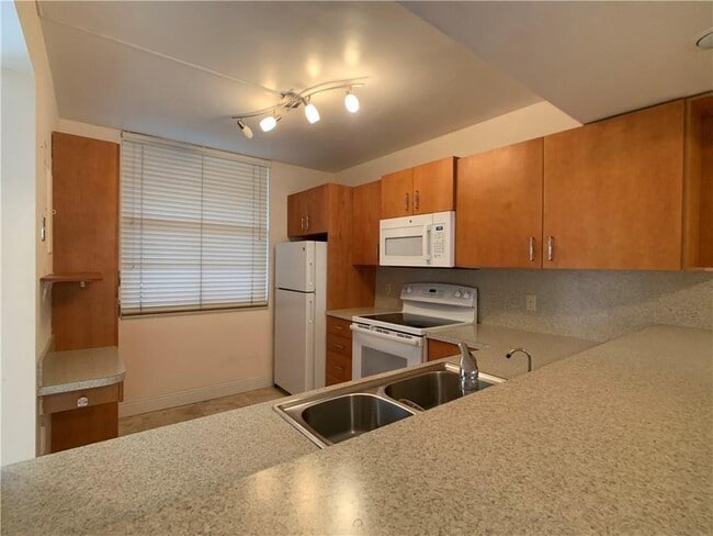 Building Photo - 1721 Whitehall Dr Unit 102