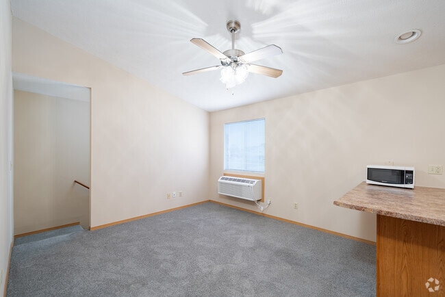 1BR, 1BA - 550SF - Living Room/ Dining Room - Parkway Court Apartments