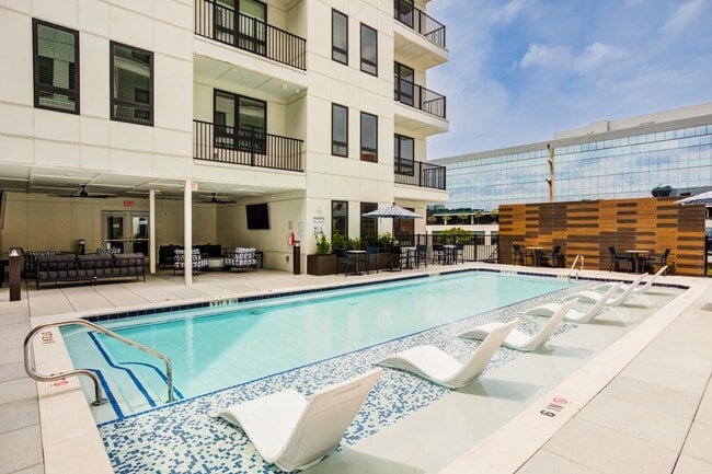 Signature-Music-Row-Nashville-Apartments-Rooftop-Pool-and-Poolside-Lounge - Signature Music Row