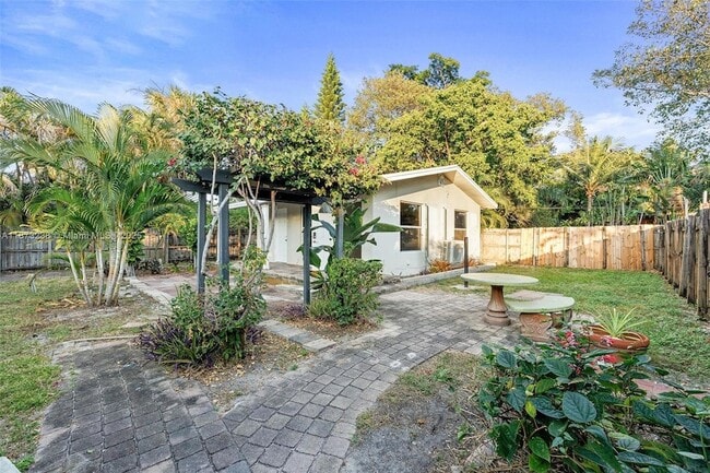 Photo - 1565 NE 32nd St