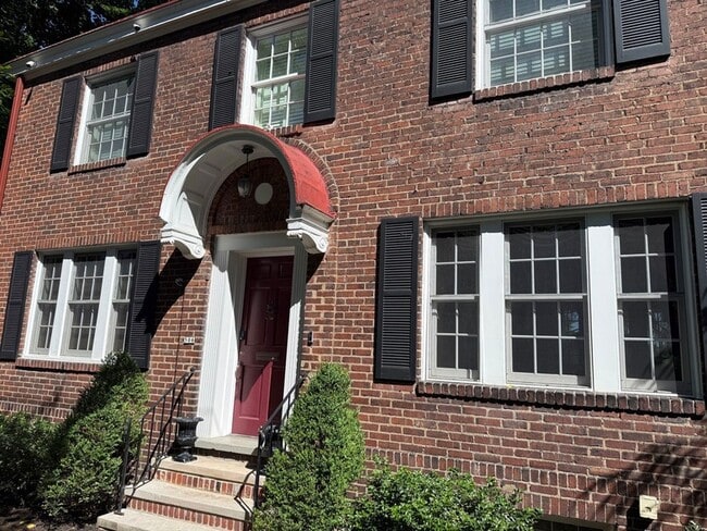 Photo - 506 Roslyn Pl