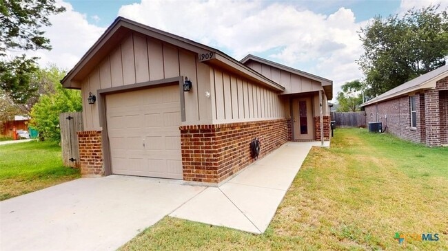 Building Photo - 1909 Chiricahua Trce