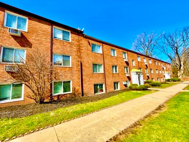 Building Photo - Royal Oaks