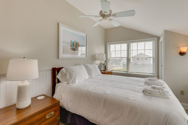 Photo - 47 Cosey Beach Ave Unit SI ID1626433P